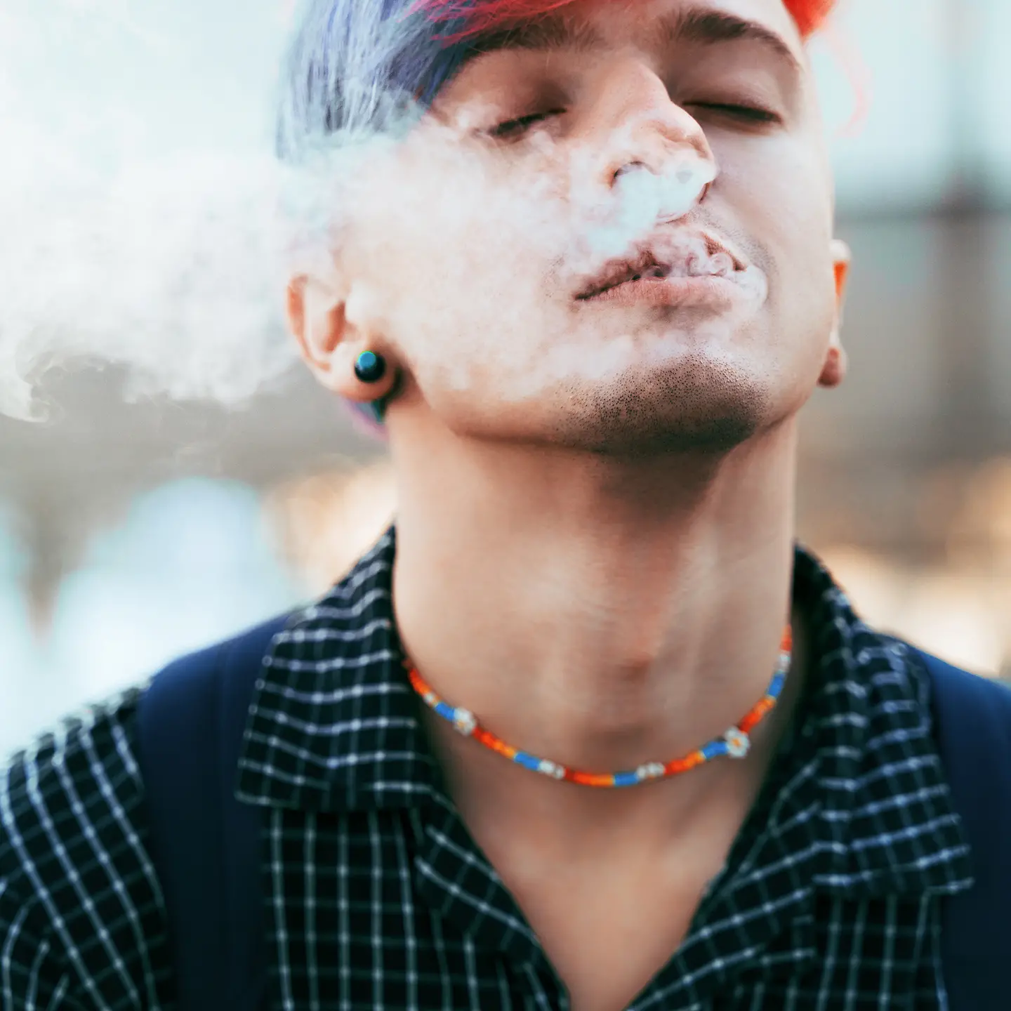 Ein junger Mann vaporisiert Cannabis